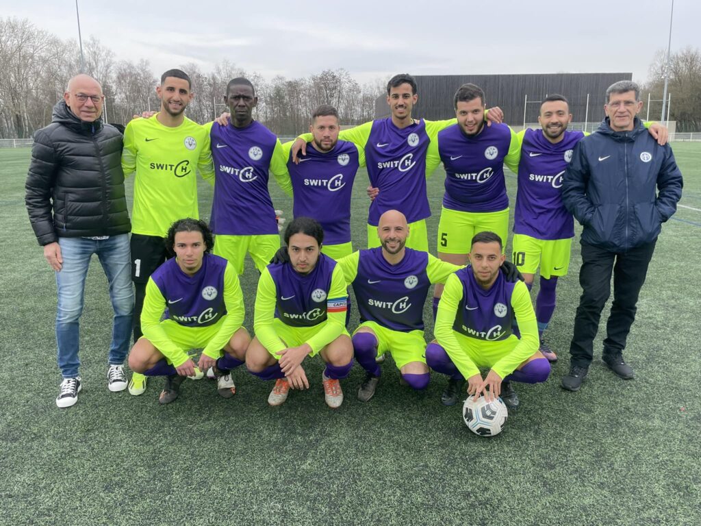 Athlète du club JS Wenheck à Saint-Avold en Moselle disputant une rencontre de football amateur