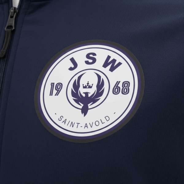 Logo officiel du club de football JS Wenheck Saint-Avold fondé en 1968, écusson violet et blanc sur la veste du survêtement.